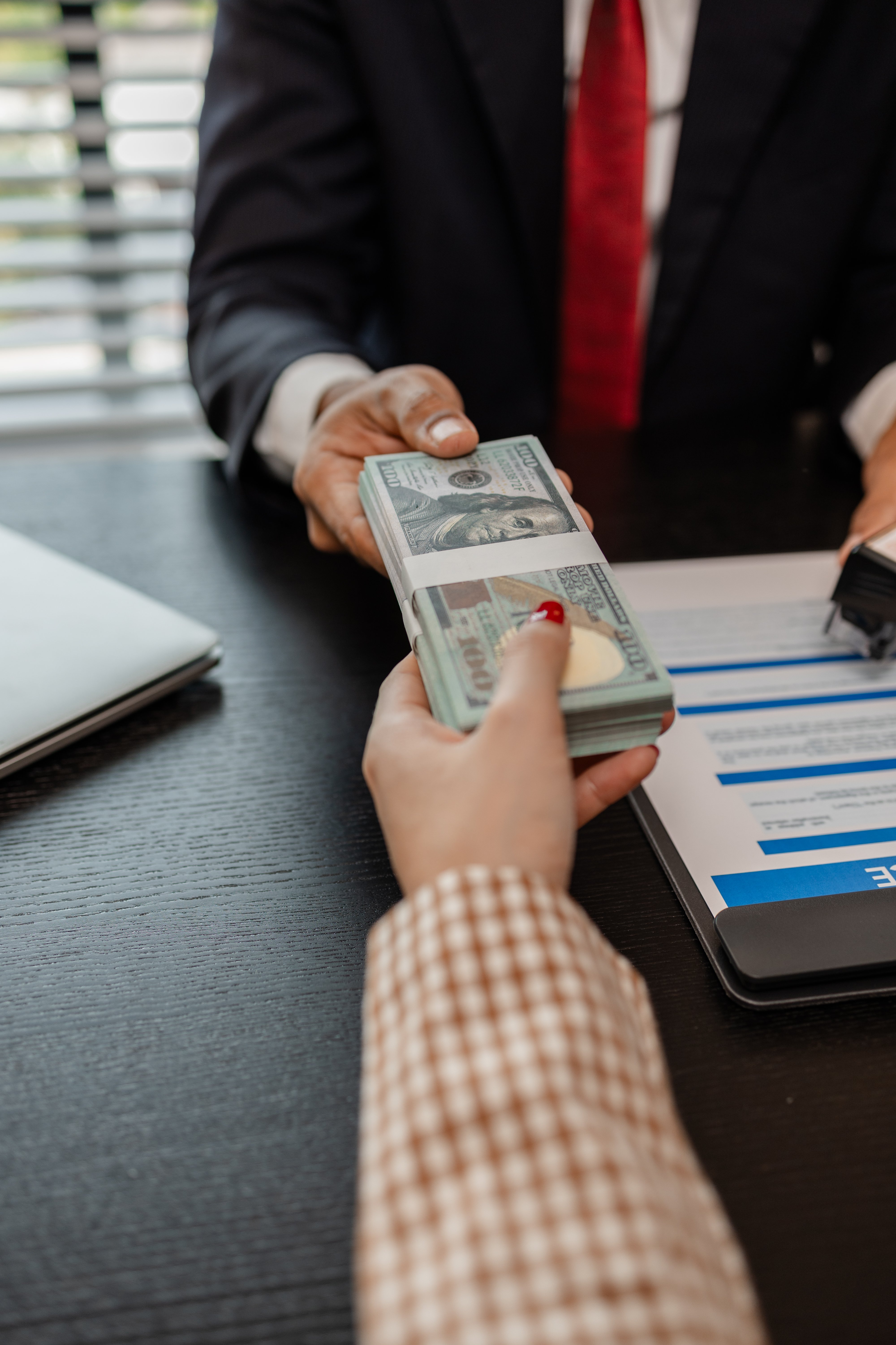 the-car-owner-brought-the-car-insurance-policy-she-2025-04-29-00-50-00-utc